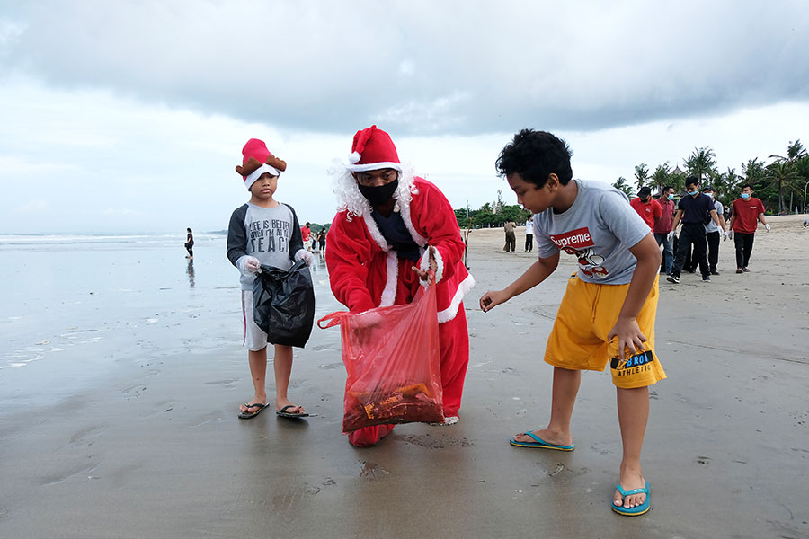 Sinterklas Bersihkan Pantai Legian Sambut Perayaan Natal 