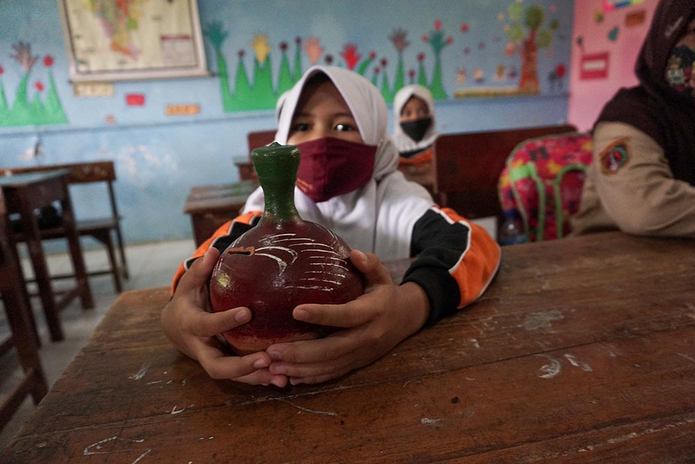 Penggalanan Dana Siswa SD Untuk Korban Semeru