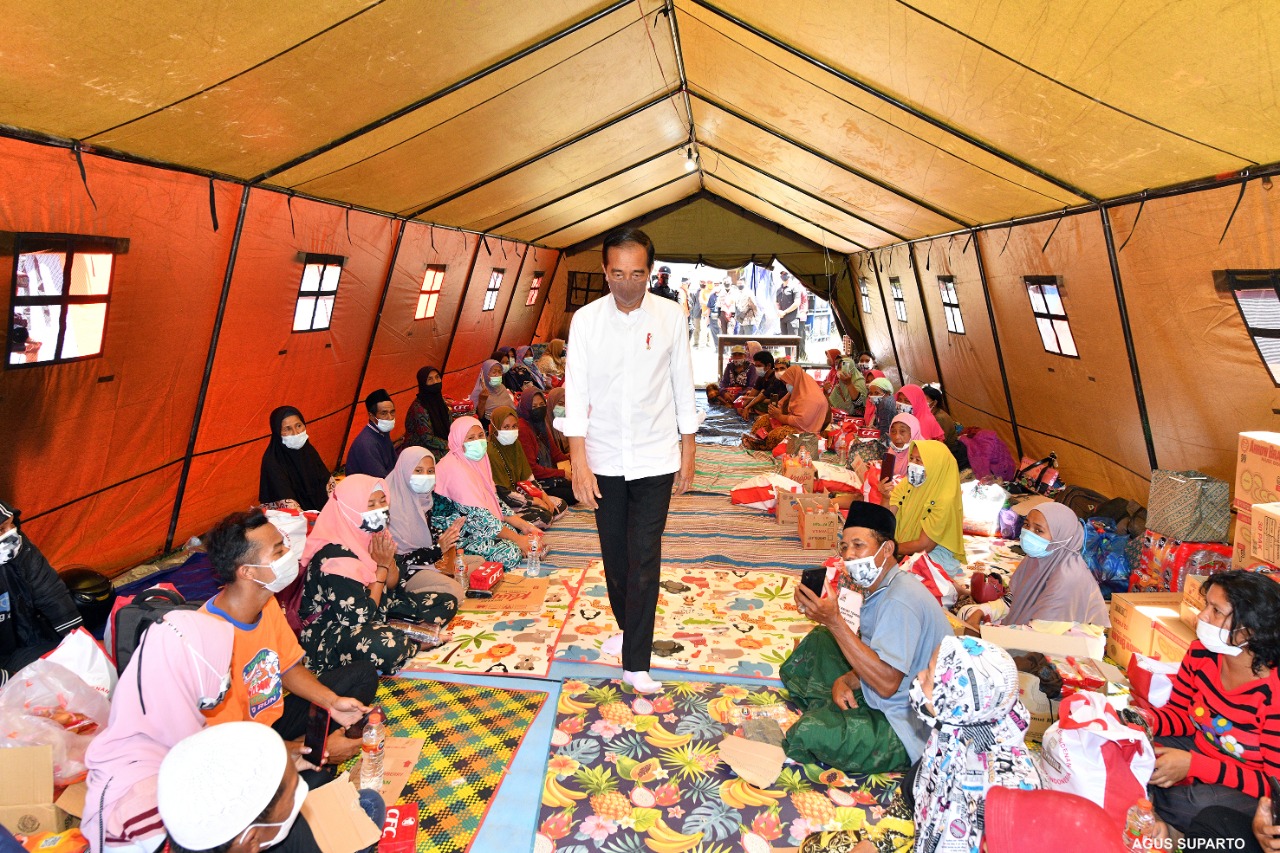 Presiden Meninjau Pengungsi Terdampak Erupsi Semeru 