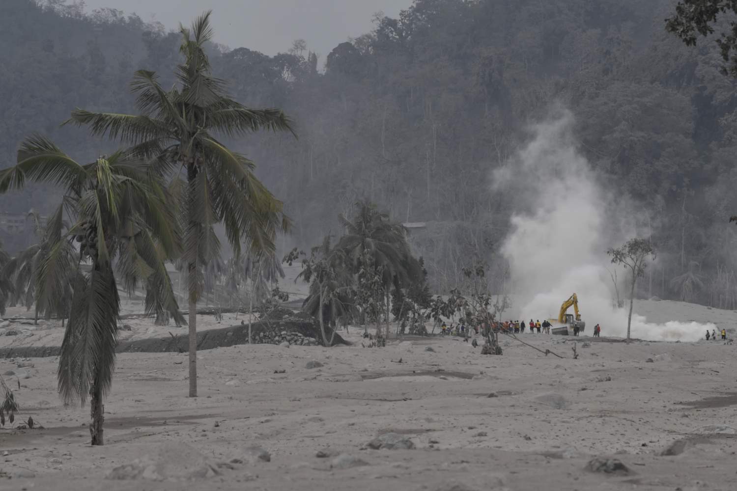 Tim SAR Mengevakuasi Jenazah Korban Akibat Tertimbun Material Guguran Awan Panas Gunung Semeru