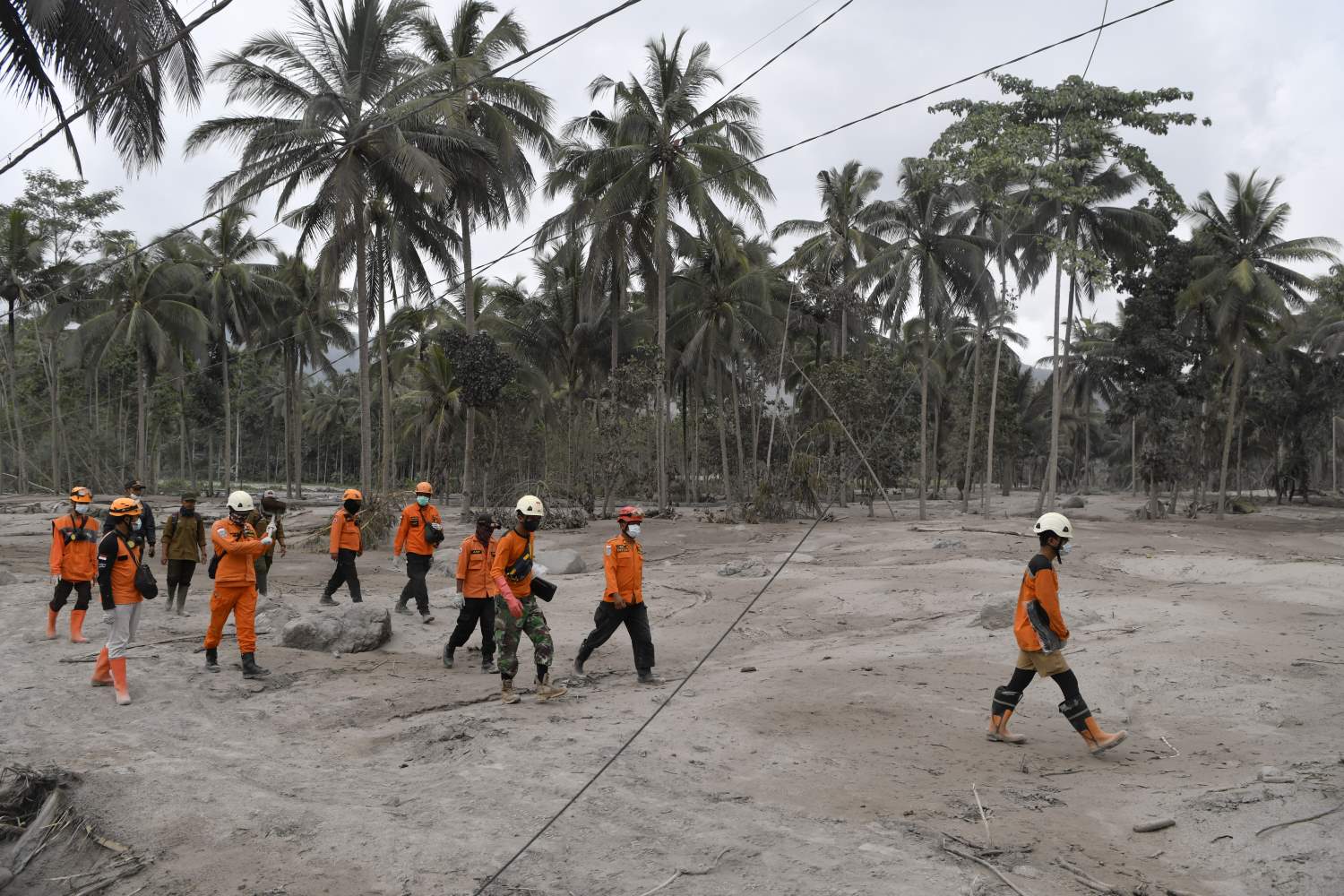 Tim SAR Mengevakuasi Jenazah Korban Akibat Tertimbun Material Guguran Awan Panas Gunung Semeru