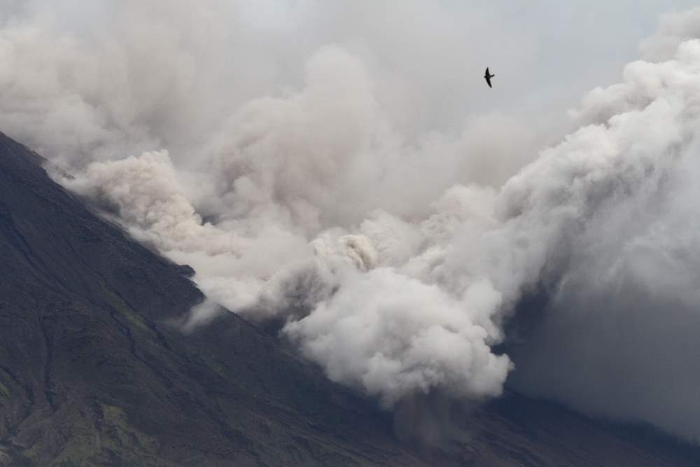 Awan Panas Meluncur Dari Kawah Gunung Semeru Terlihat Dari Pronojiwo