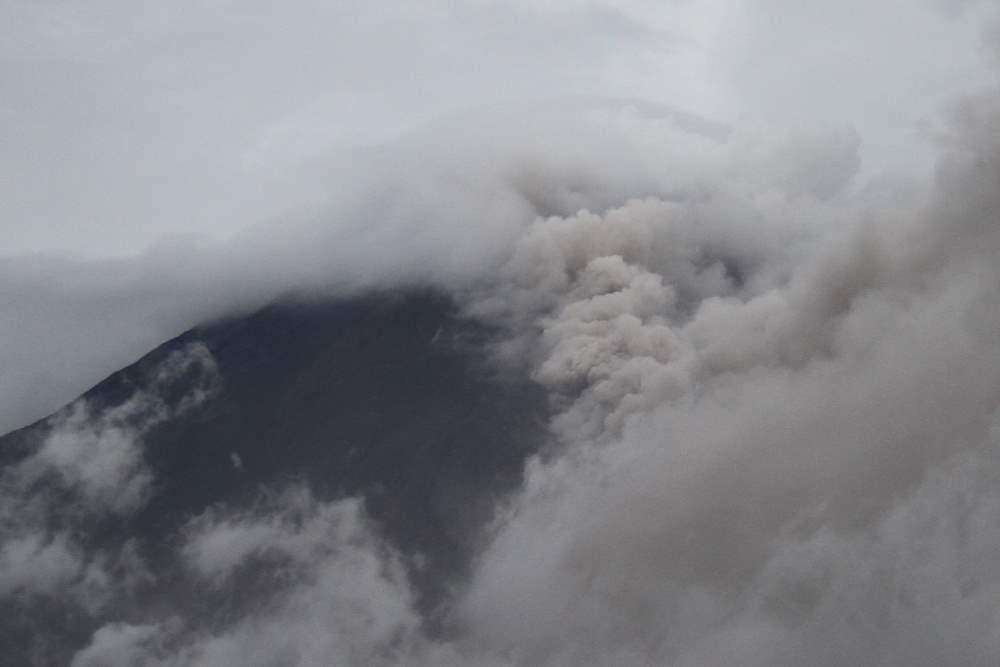 Awan Panas Meluncur Dari Kawah Gunung Semeru Terlihat Dari Pronojiwo