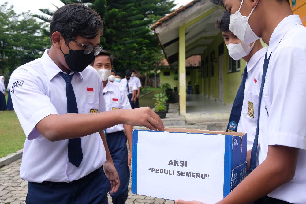 Sejumlah Pelajar Berpartisipasi Saat Penggalangan Dana Peduli Semeru di SMP Negeri 6 Temanggung