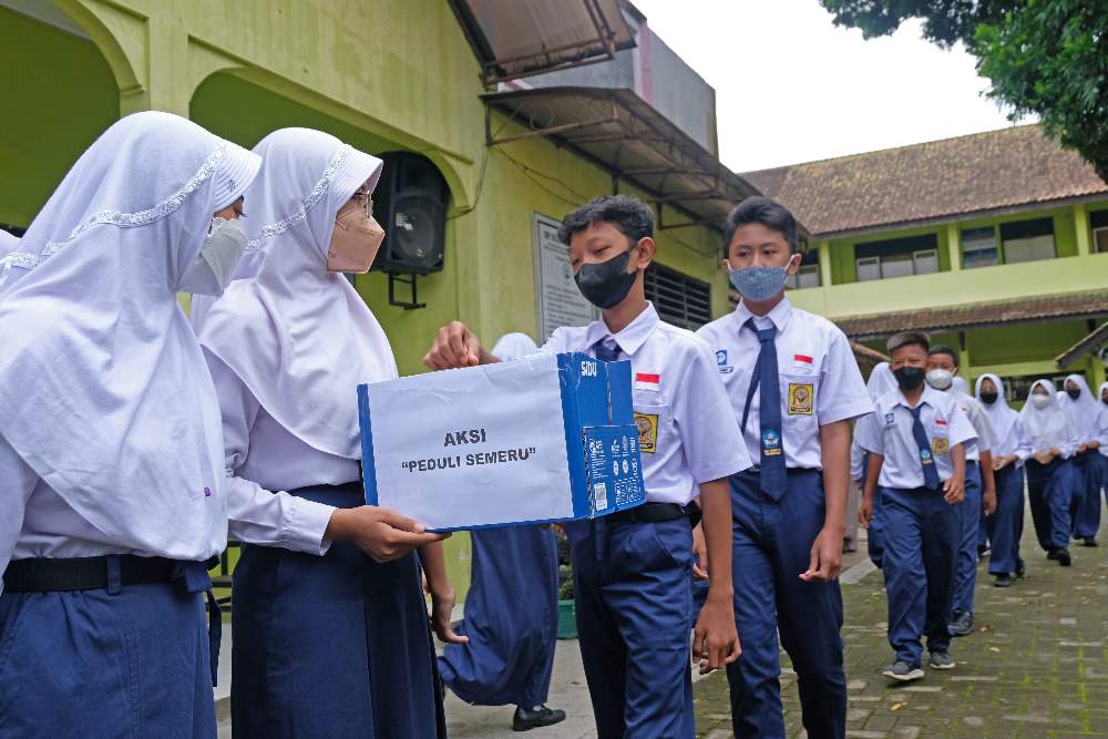 Sejumlah Pelajar Berpartisipasi Saat Penggalangan Dana Peduli Semeru di SMP Negeri 6 Temanggung