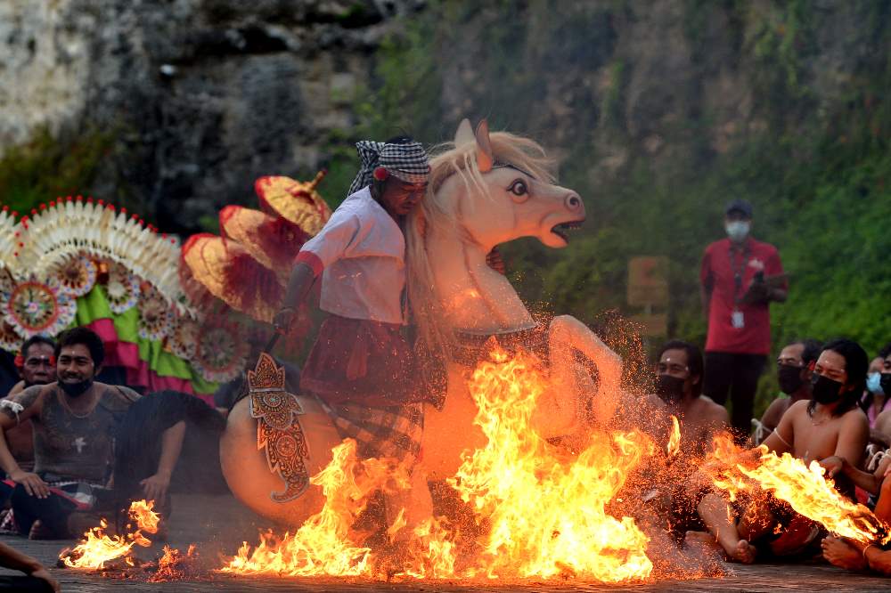 Pertunjukan Tari Kecak Garuda Wisnu Kencana di Taman Budaya Garuda Wisnu Kencana