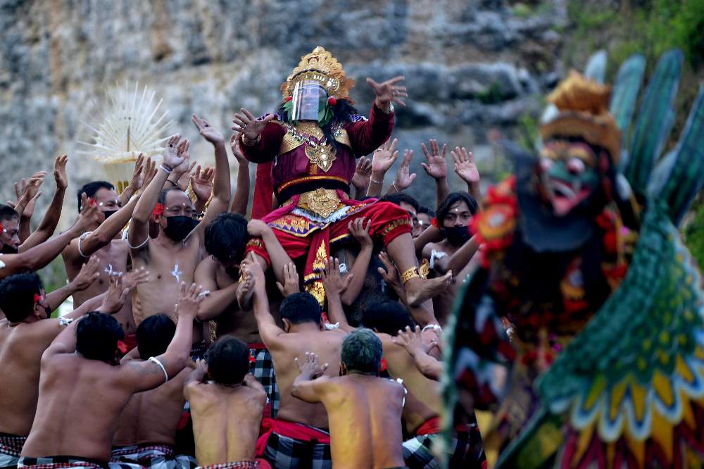 Pertunjukan Tari Kecak Garuda Wisnu Kencana di Taman Budaya Garuda Wisnu Kencana