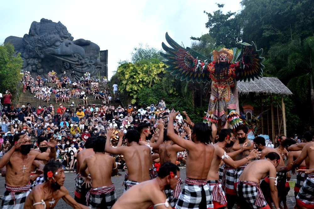 Pertunjukan Tari Kecak Garuda Wisnu Kencana di Taman Budaya Garuda Wisnu Kencana