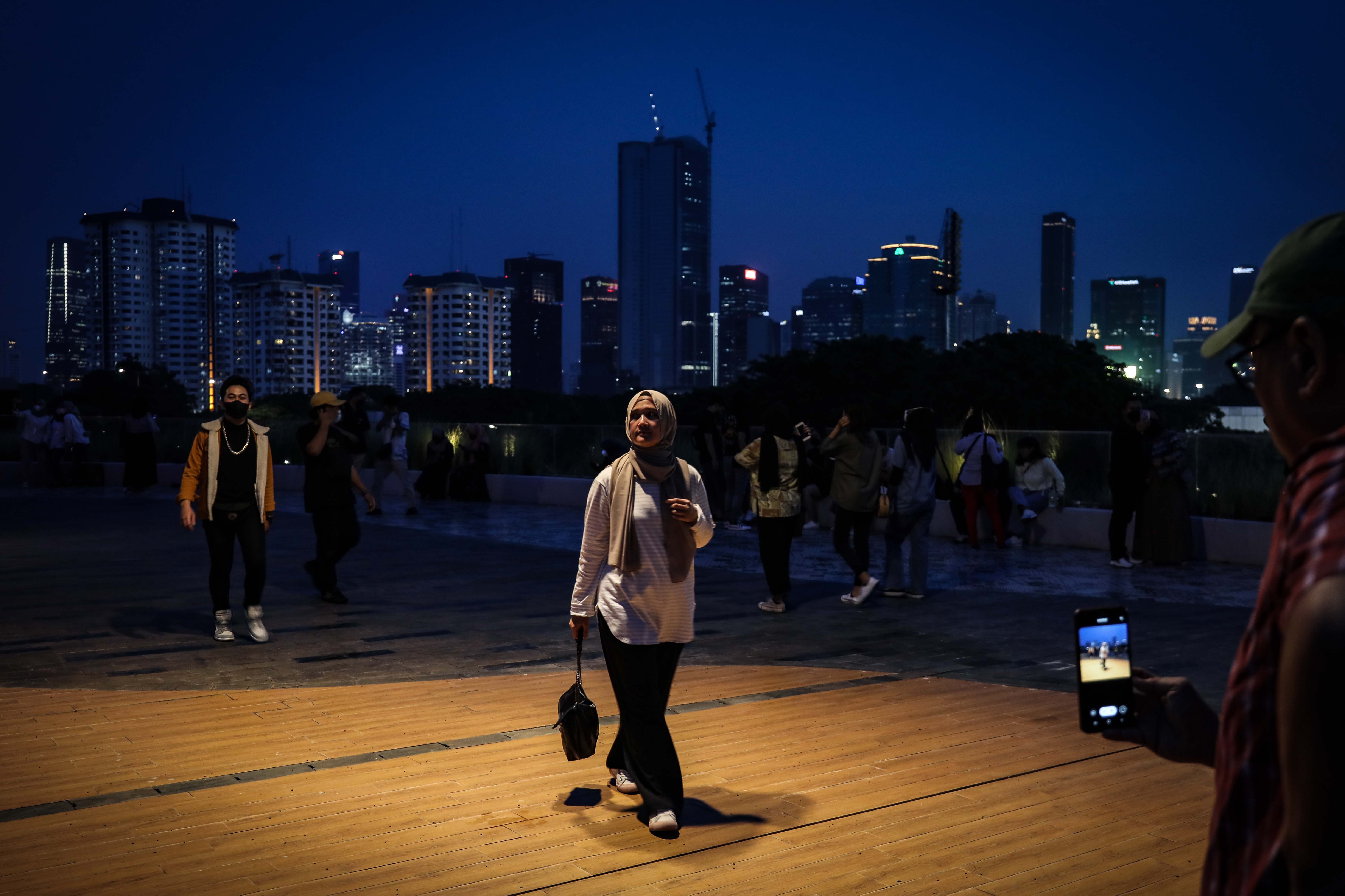 Berburu Pemandangan Senja Ibu Kota