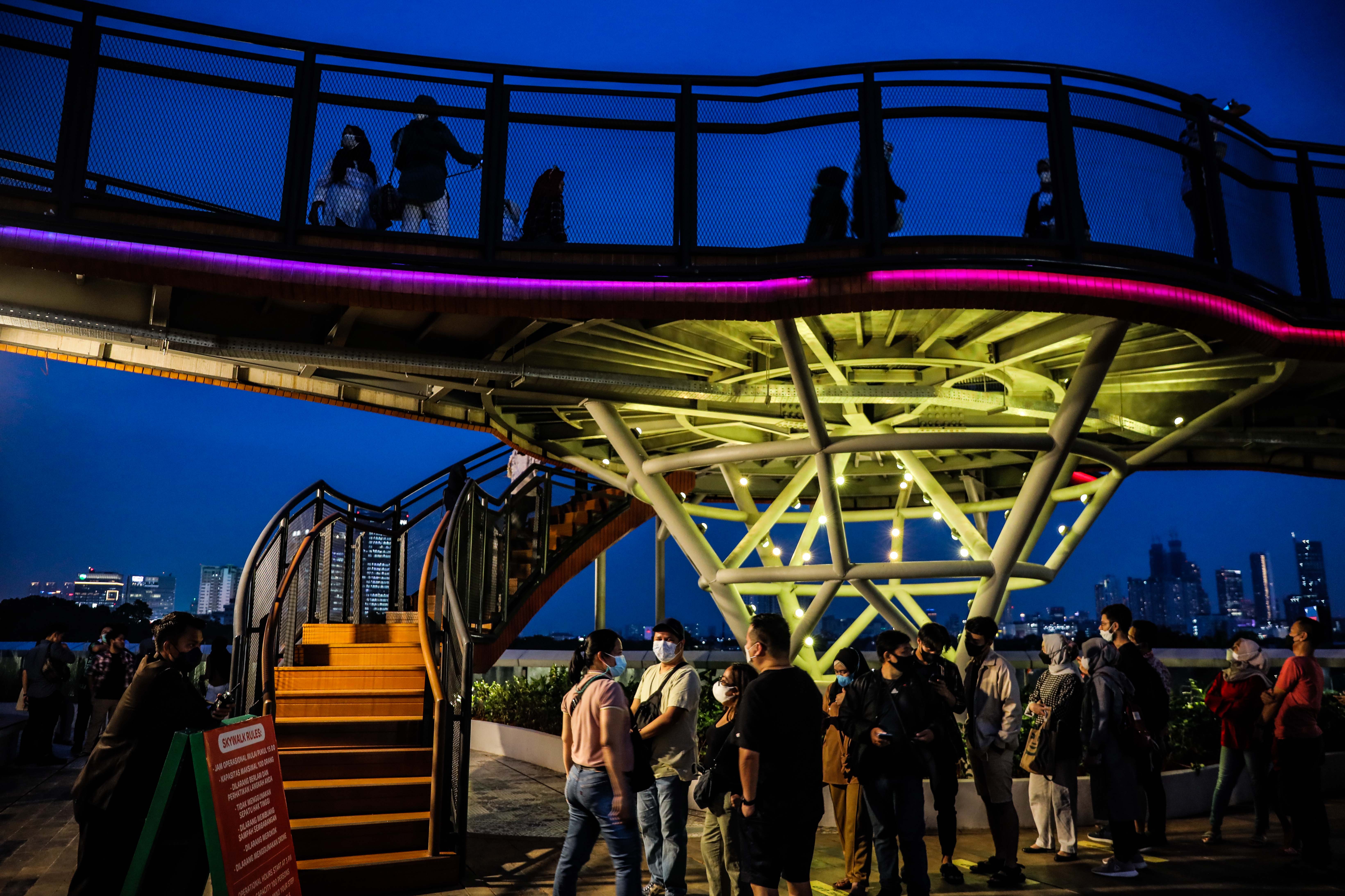 Berburu Pemandangan Senja Ibu Kota