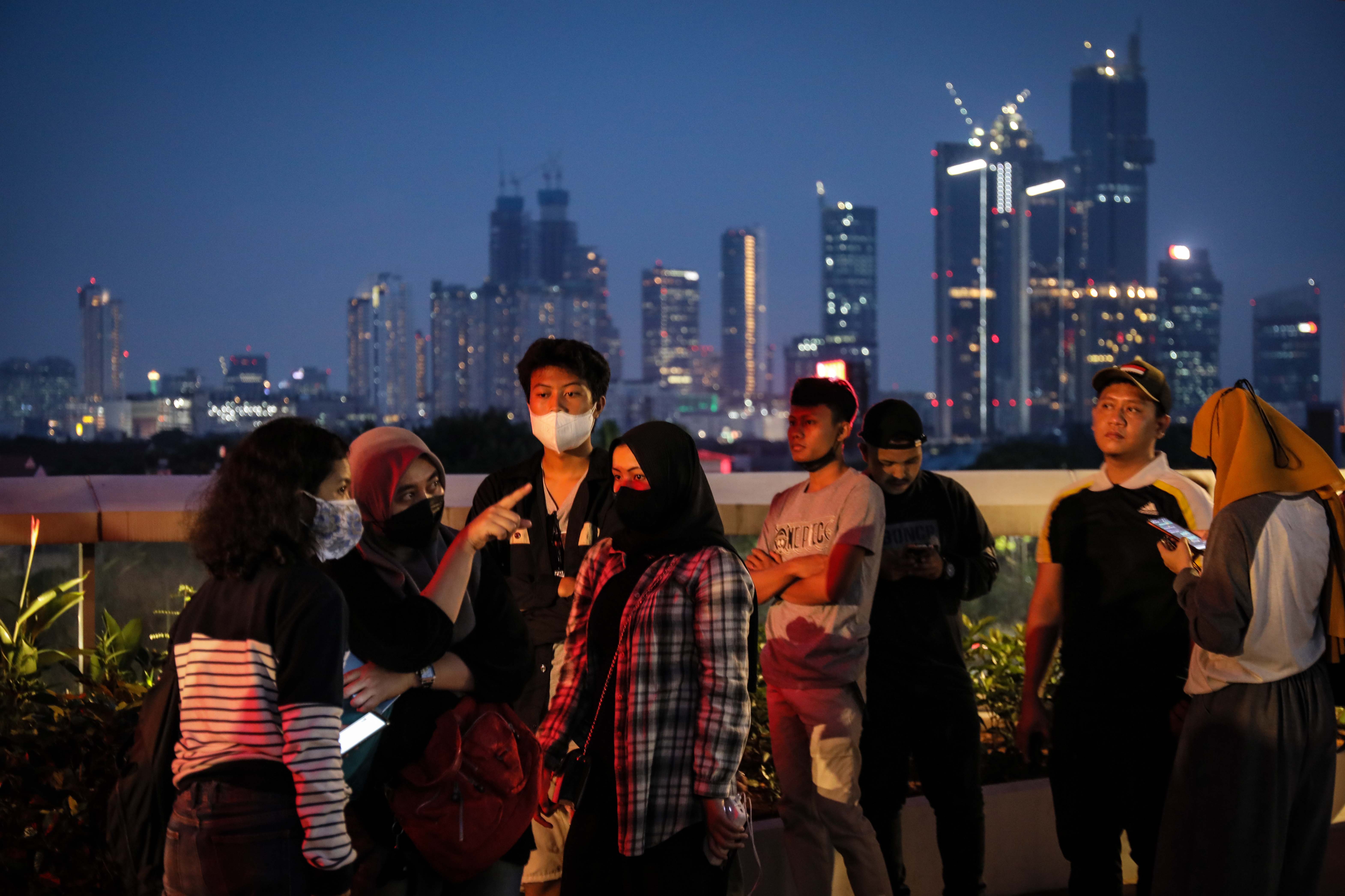 Berburu Pemandangan Senja Ibu Kota