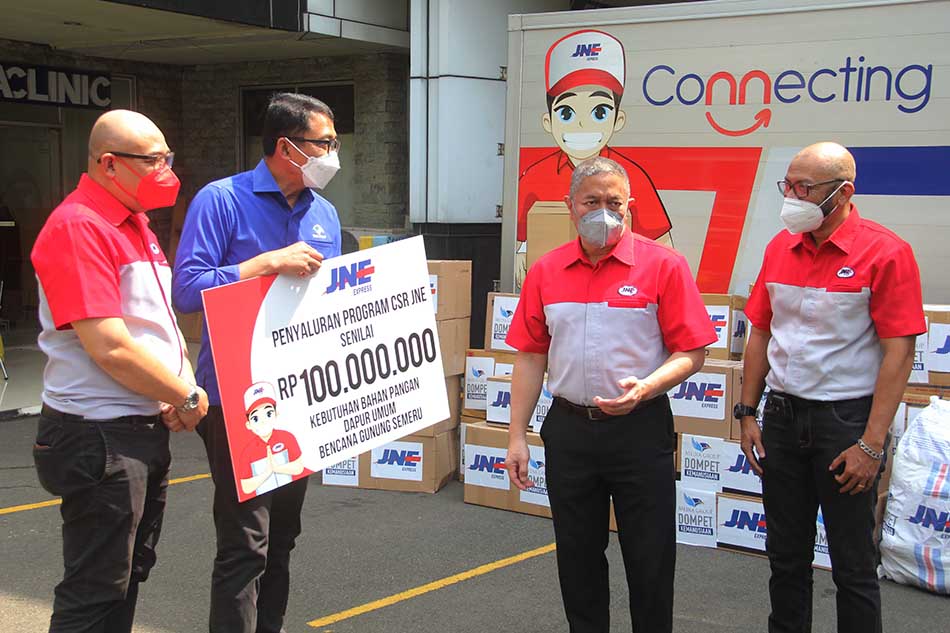 Media Group Terima Bantuan dari JNE untuk Korban Erupsi Semeru