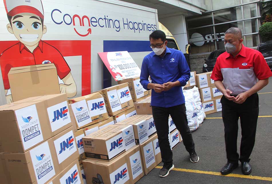 Media Group Terima Bantuan dari JNE untuk Korban Erupsi Semeru