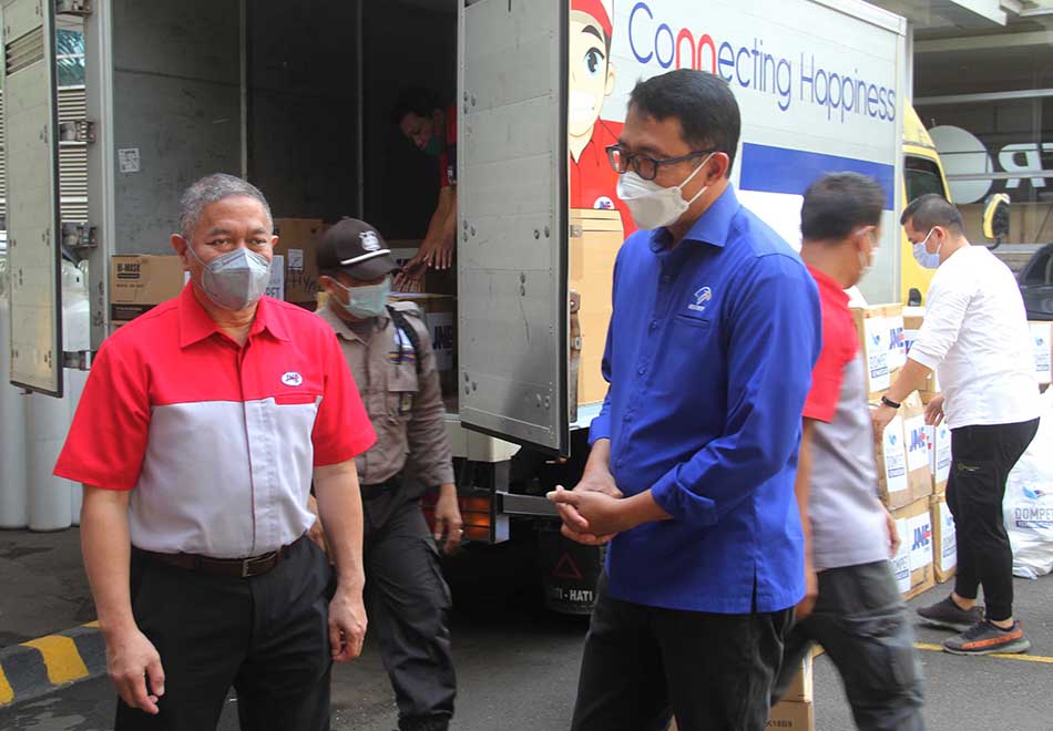 Media Group Terima Bantuan dari JNE untuk Korban Erupsi Semeru