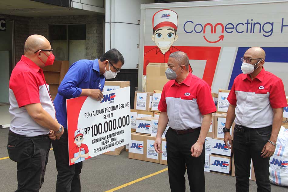 Media Group Terima Bantuan dari JNE untuk Korban Erupsi Semeru