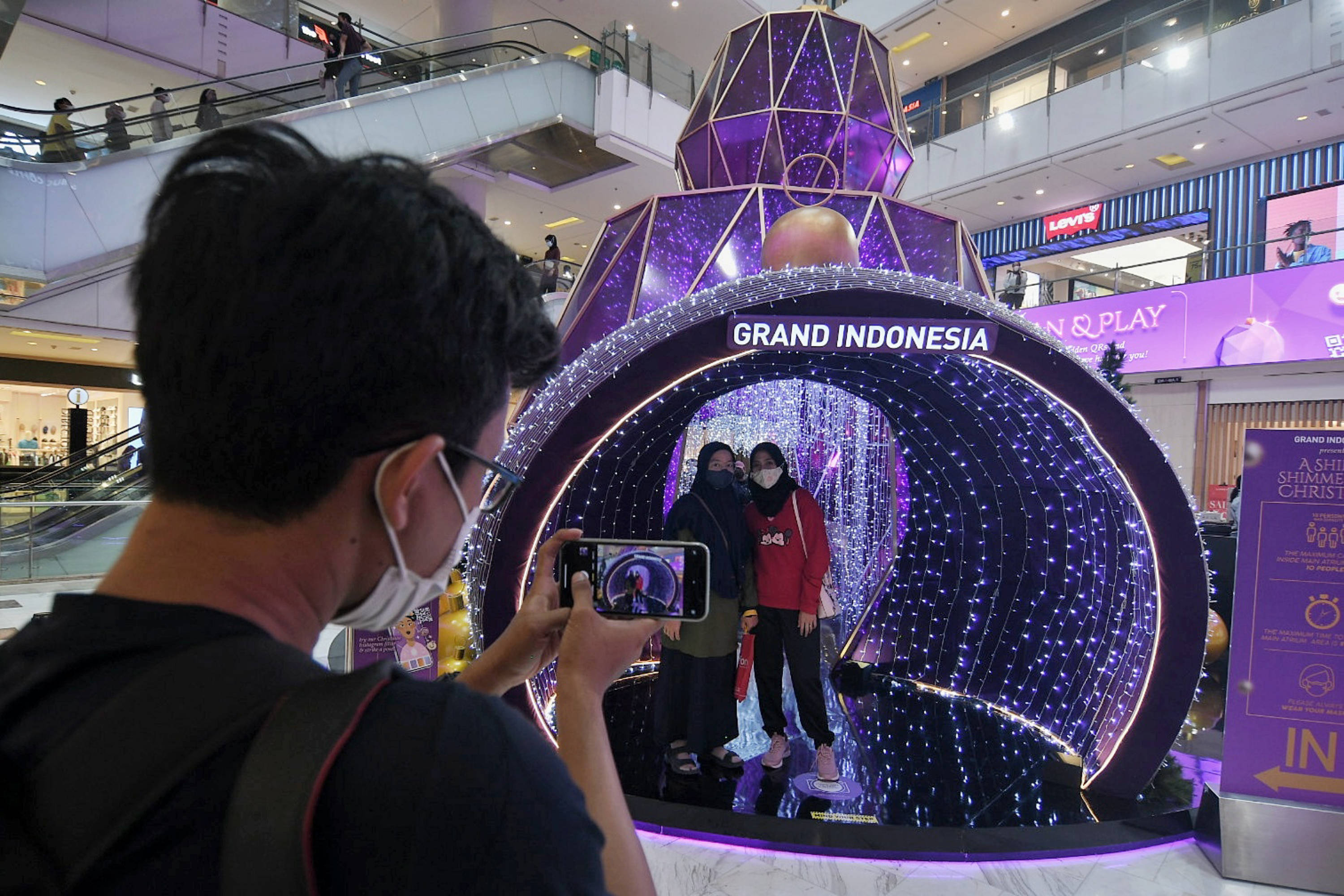 Dekorasi Perayaan Natal dan Tahun Baru di Pusat Perbelanjaan