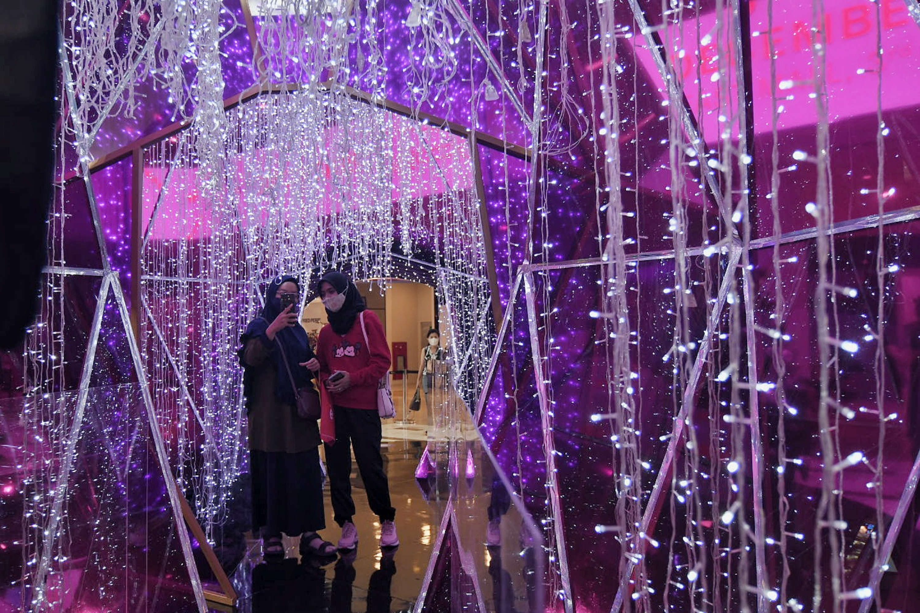 Dekorasi Perayaan Natal dan Tahun Baru di Pusat Perbelanjaan