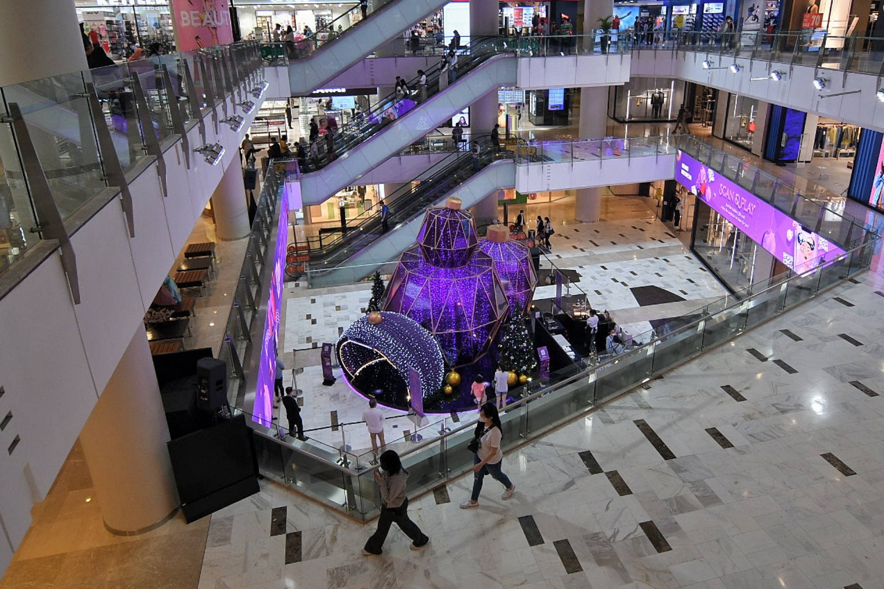 Dekorasi Perayaan Natal dan Tahun Baru di Pusat Perbelanjaan