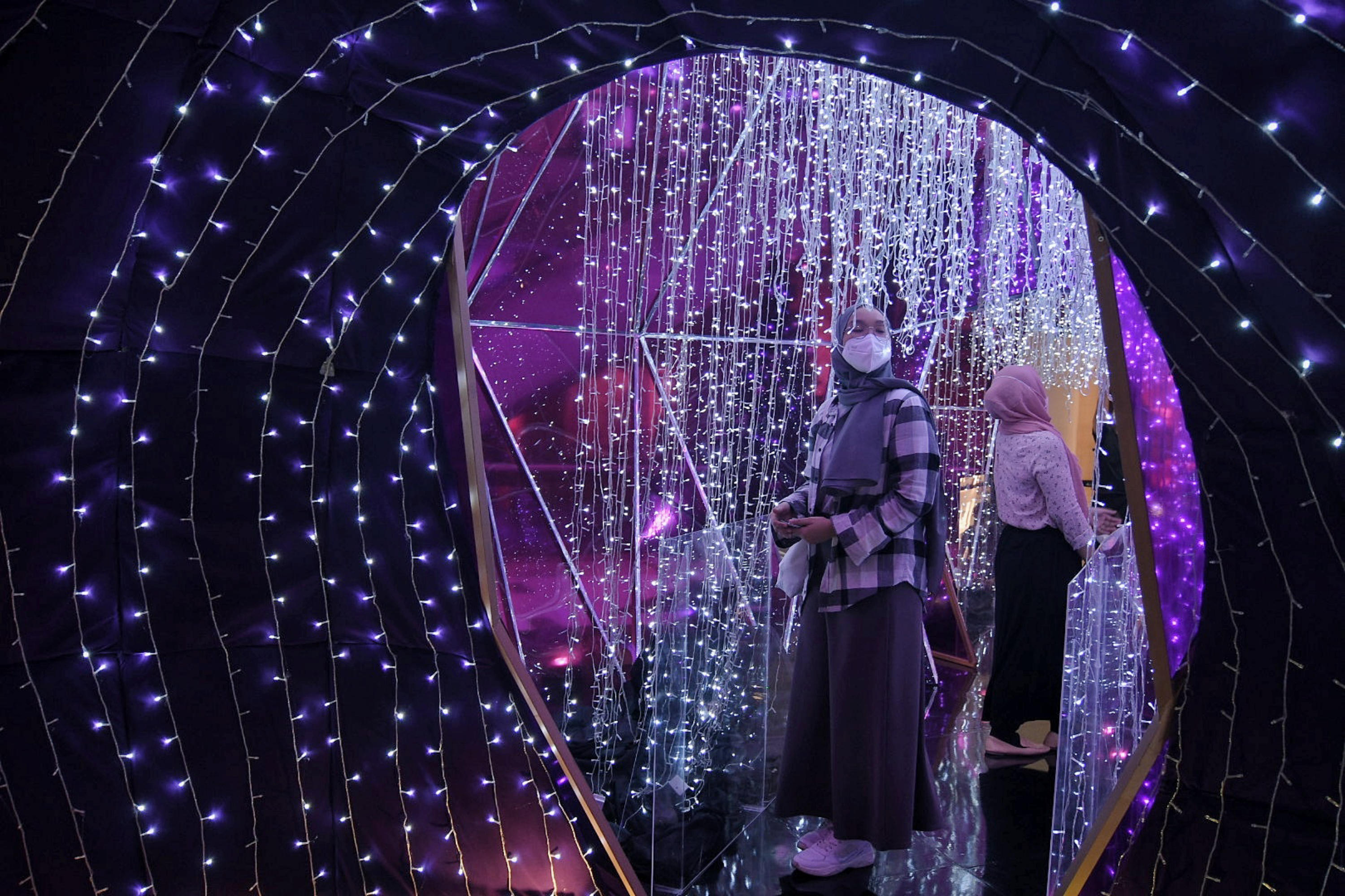 Dekorasi Perayaan Natal dan Tahun Baru di Pusat Perbelanjaan