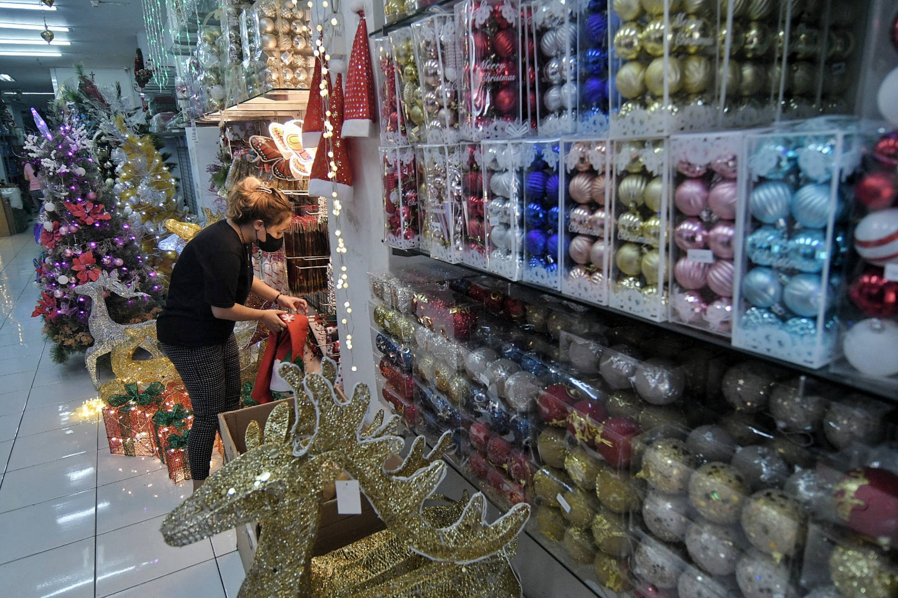 Penjualan Pernak-Pernik Natal