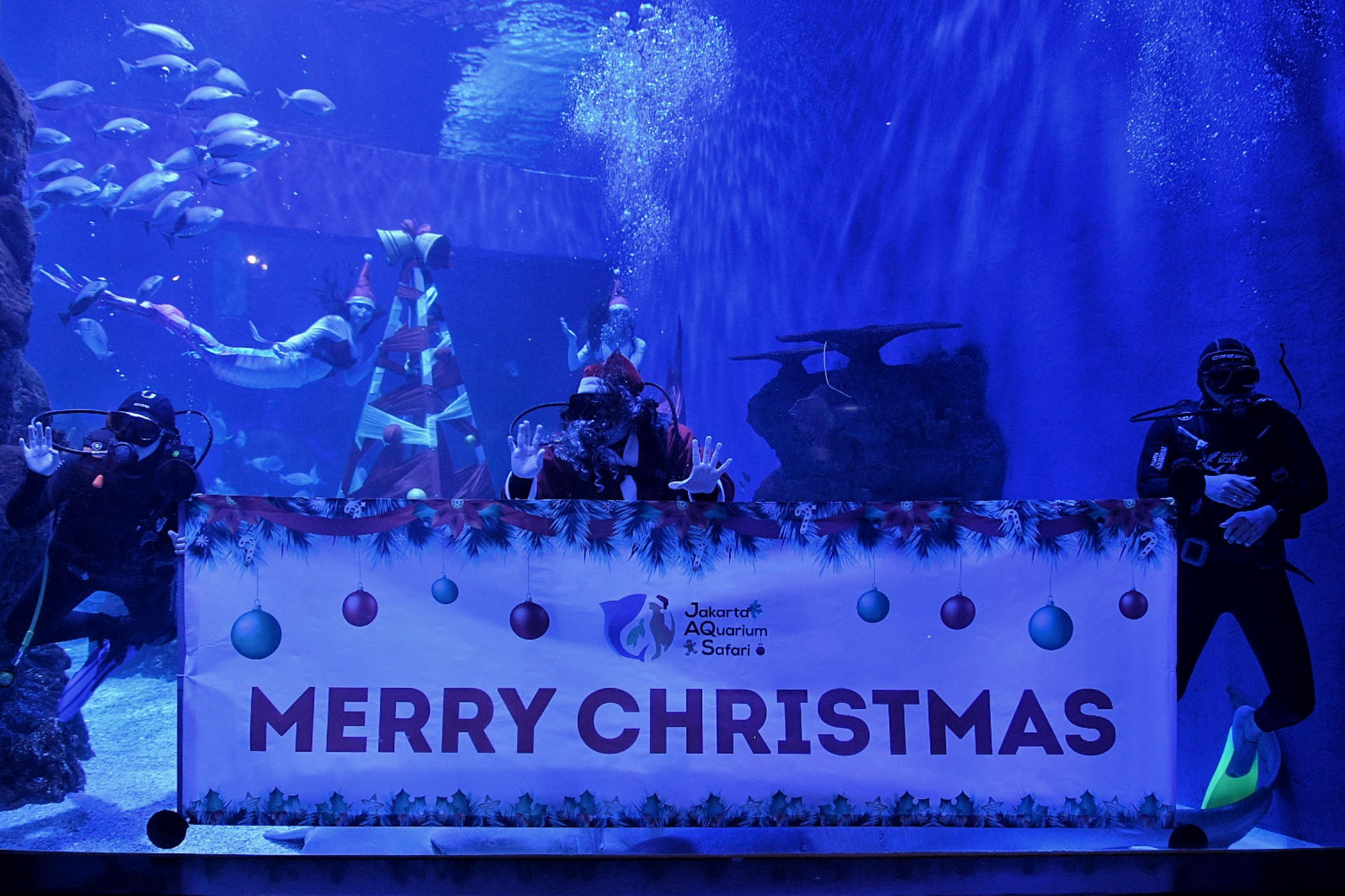 Pertunjukan dalam Air Sambut Natal dan Tahun Baru