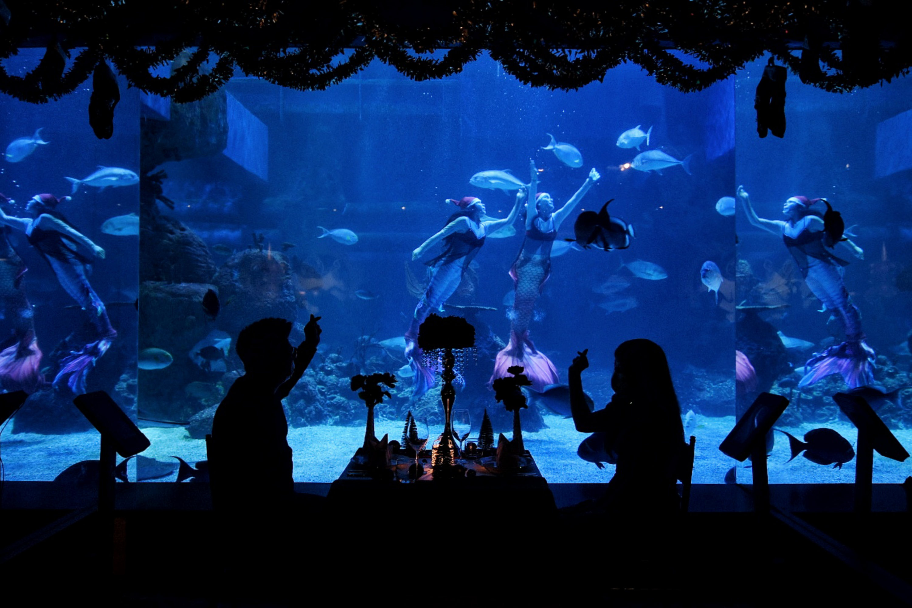 Pertunjukan dalam Air Sambut Natal dan Tahun Baru