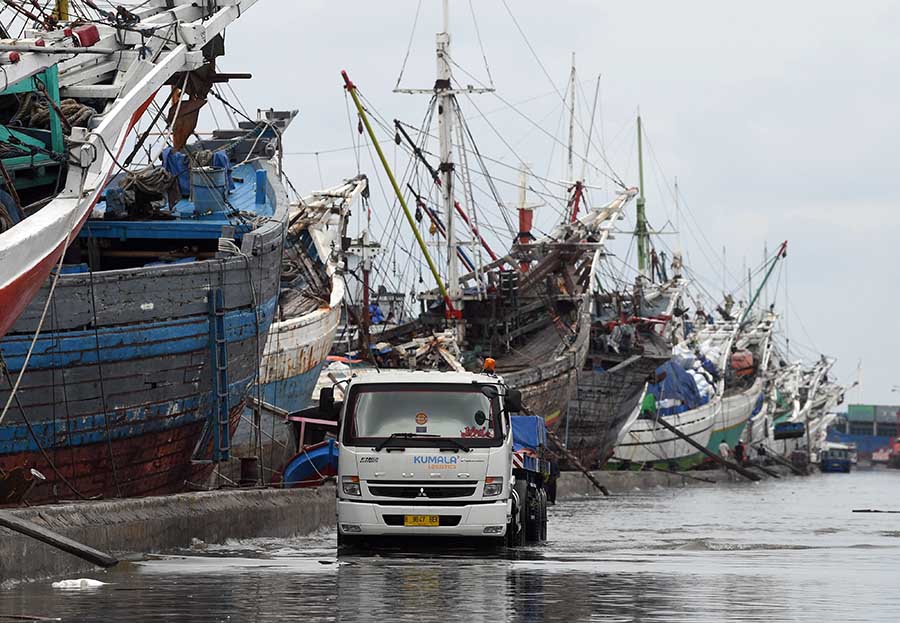 Aktivitas Terhenti Akibat Pelabuhan Sunda Kelapa Terendam Rob 