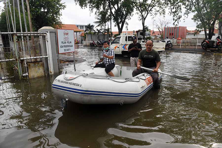 Aktivitas Terhenti Akibat Pelabuhan Sunda Kelapa Terendam Rob 