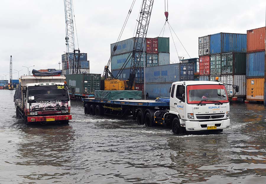 Aktivitas Terhenti Akibat Pelabuhan Sunda Kelapa Terendam Rob 