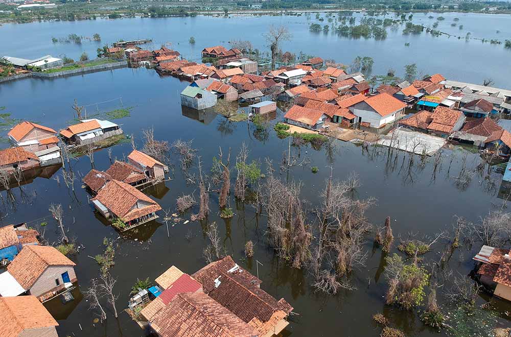 Banjir Rob Masih Menggenangi Pemukiman di Pekalongan