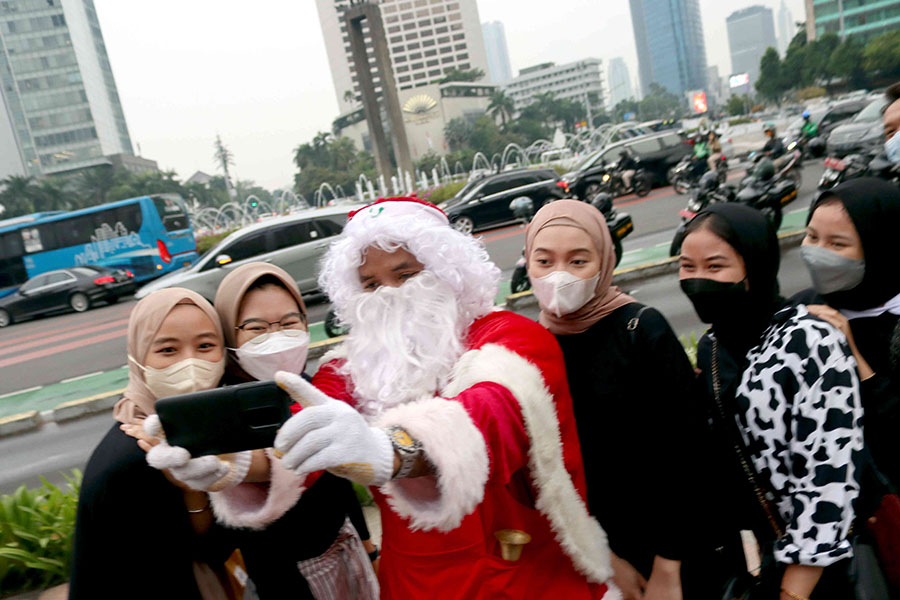 Interaksi Sinterklas Dengan Masyarakat di Bundaran HI saat Menyambut Natal 