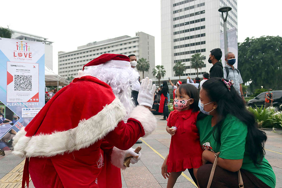 Interaksi Sinterklas Dengan Masyarakat di Bundaran HI saat Menyambut Natal 