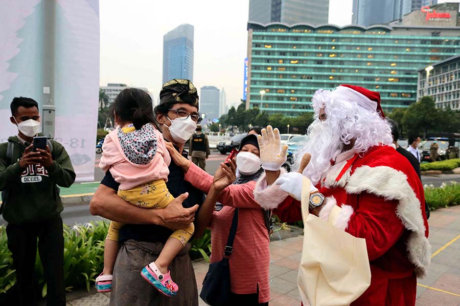 Interaksi Sinterklas Dengan Masyarakat di Bundaran HI saat Menyambut Natal 