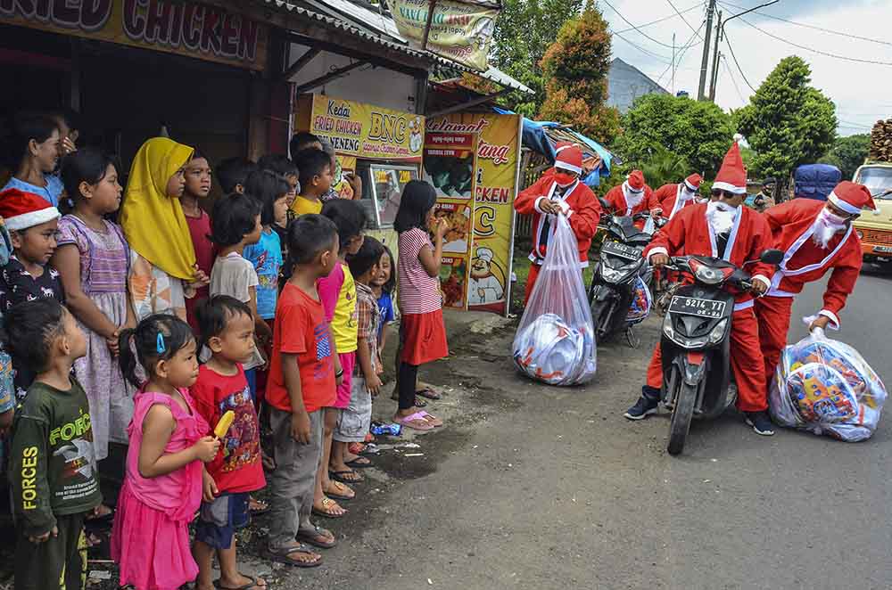 Membagikan Bingkisan Natal