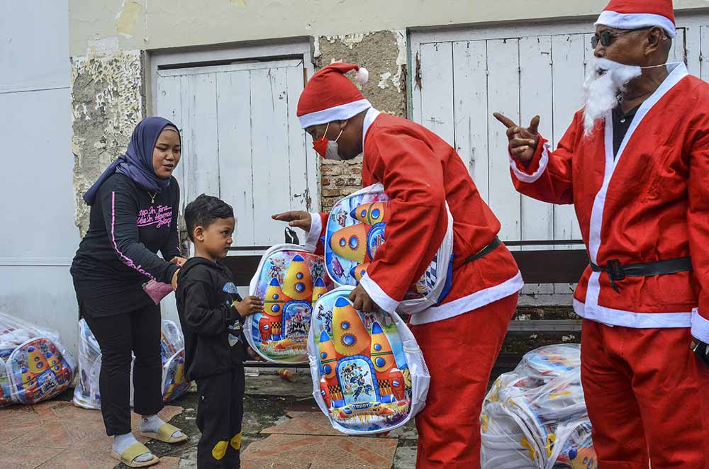 Membagikan Bingkisan Natal