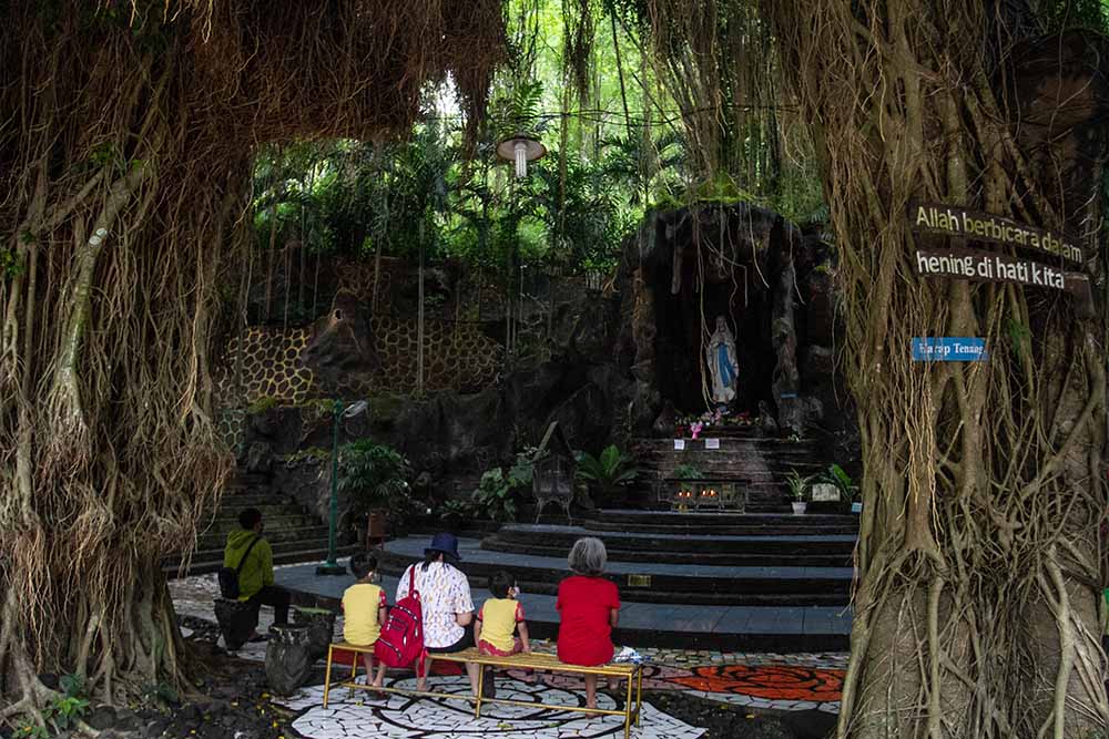 Wisata Rohani Gua Maria Sendang Sriningsih