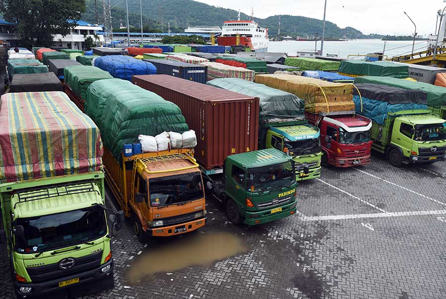Penyeberangan di Merak Terhambat  Gelombang Tinggi 