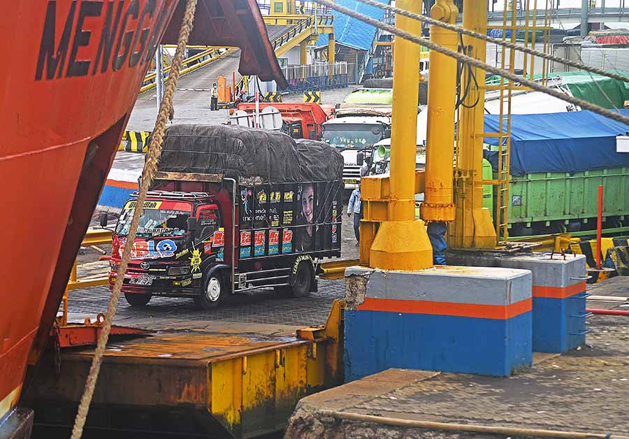 Penyeberangan di Merak Terhambat  Gelombang Tinggi 