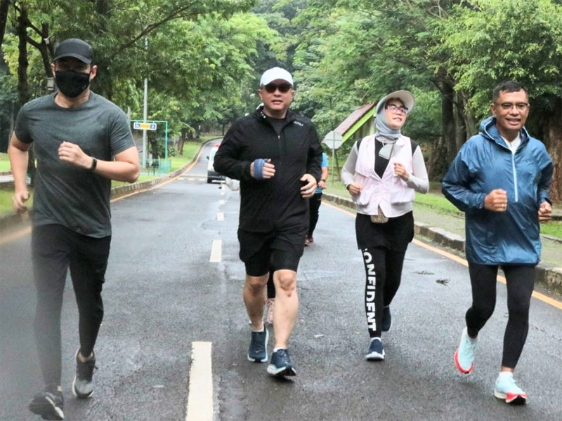 Ramaikan Penutupan BNI-UI Half Marathon