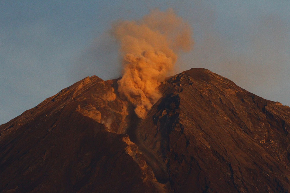 Status Gunung Semeru Masih Waspada