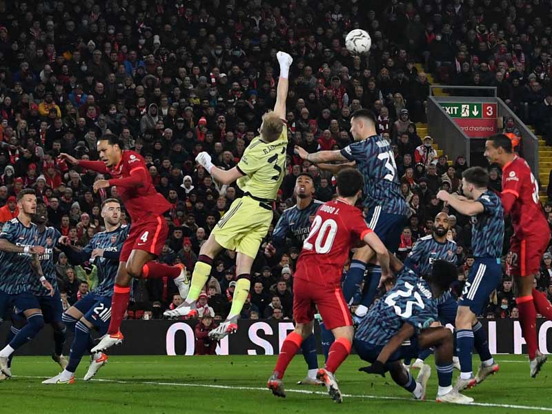 The Reds Buntu Lawan 10 Pemain Arsenal