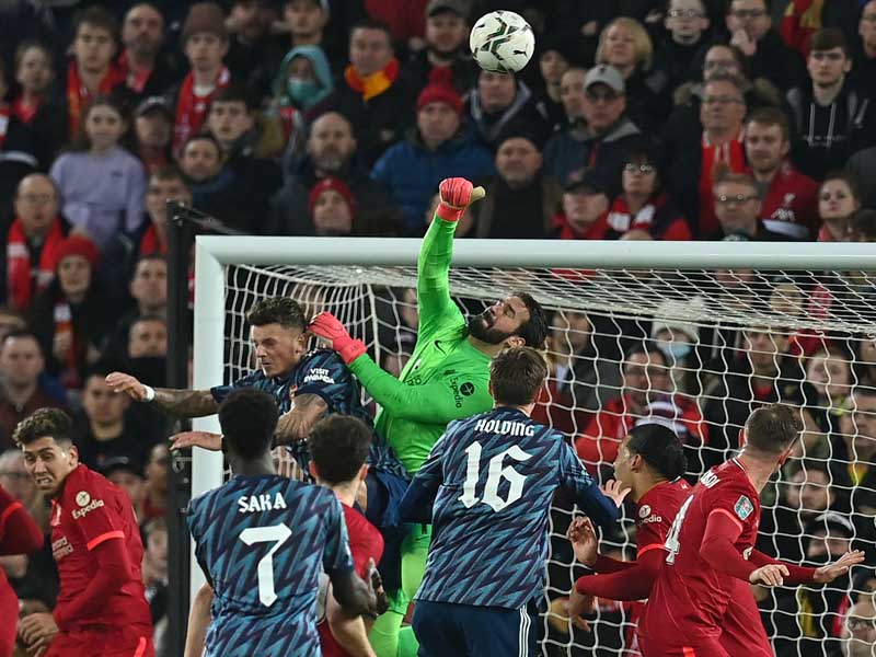 The Reds Buntu Lawan 10 Pemain Arsenal