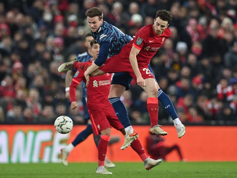 The Reds Buntu Lawan 10 Pemain Arsenal