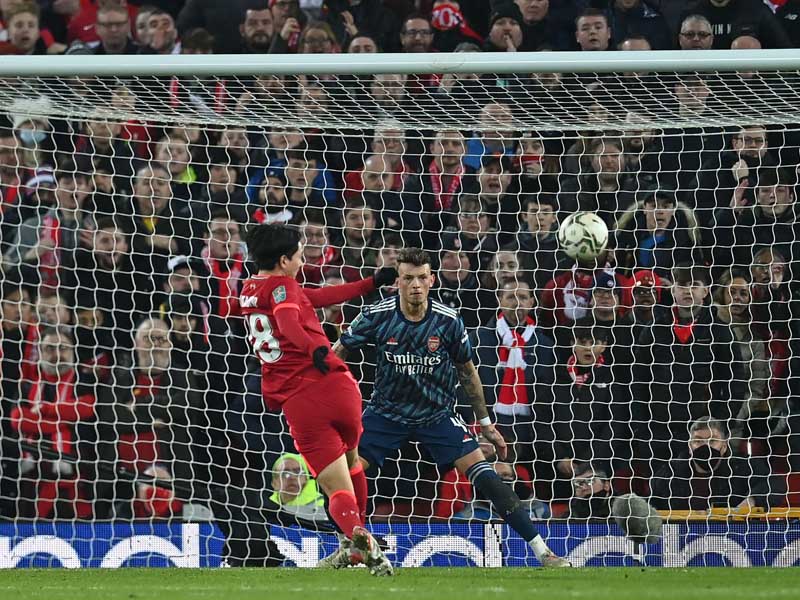 The Reds Buntu Lawan 10 Pemain Arsenal