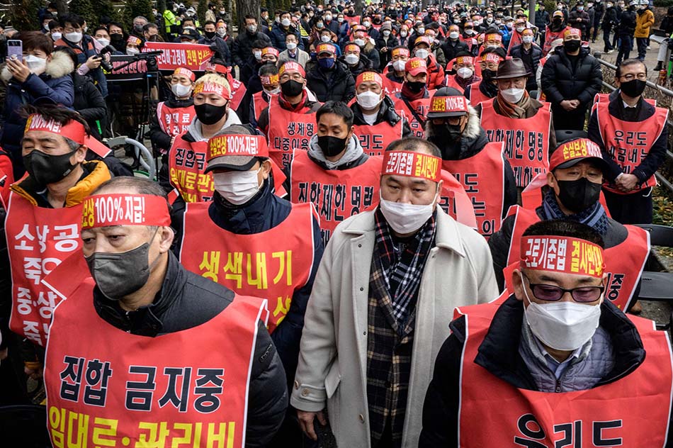 Pangkas Rambut Protes Pembatasan Pandemi