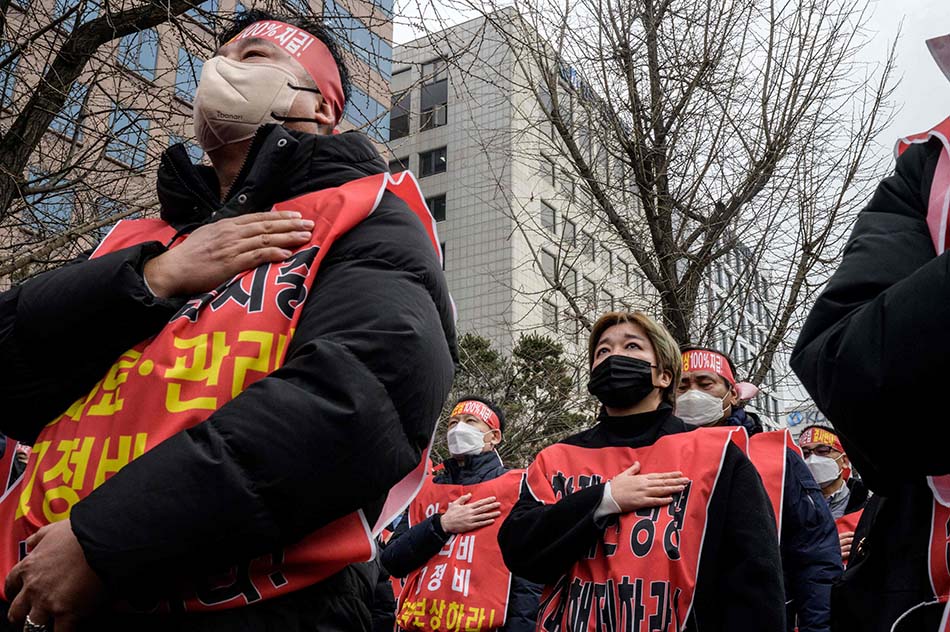 Pangkas Rambut Protes Pembatasan Pandemi