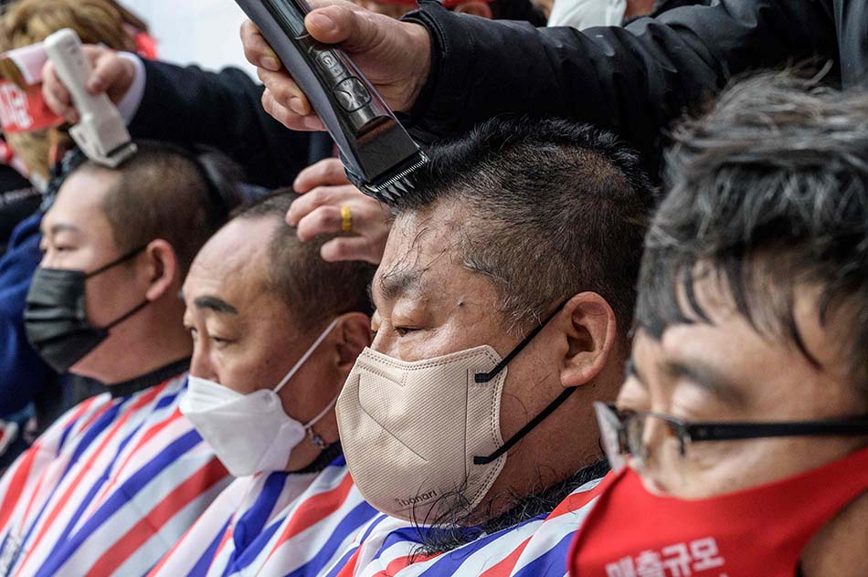 Pangkas Rambut Protes Pembatasan Pandemi