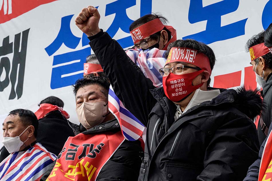 Pangkas Rambut Protes Pembatasan Pandemi