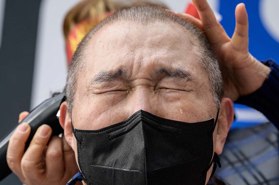 Pangkas Rambut Protes Pembatasan Pandemi