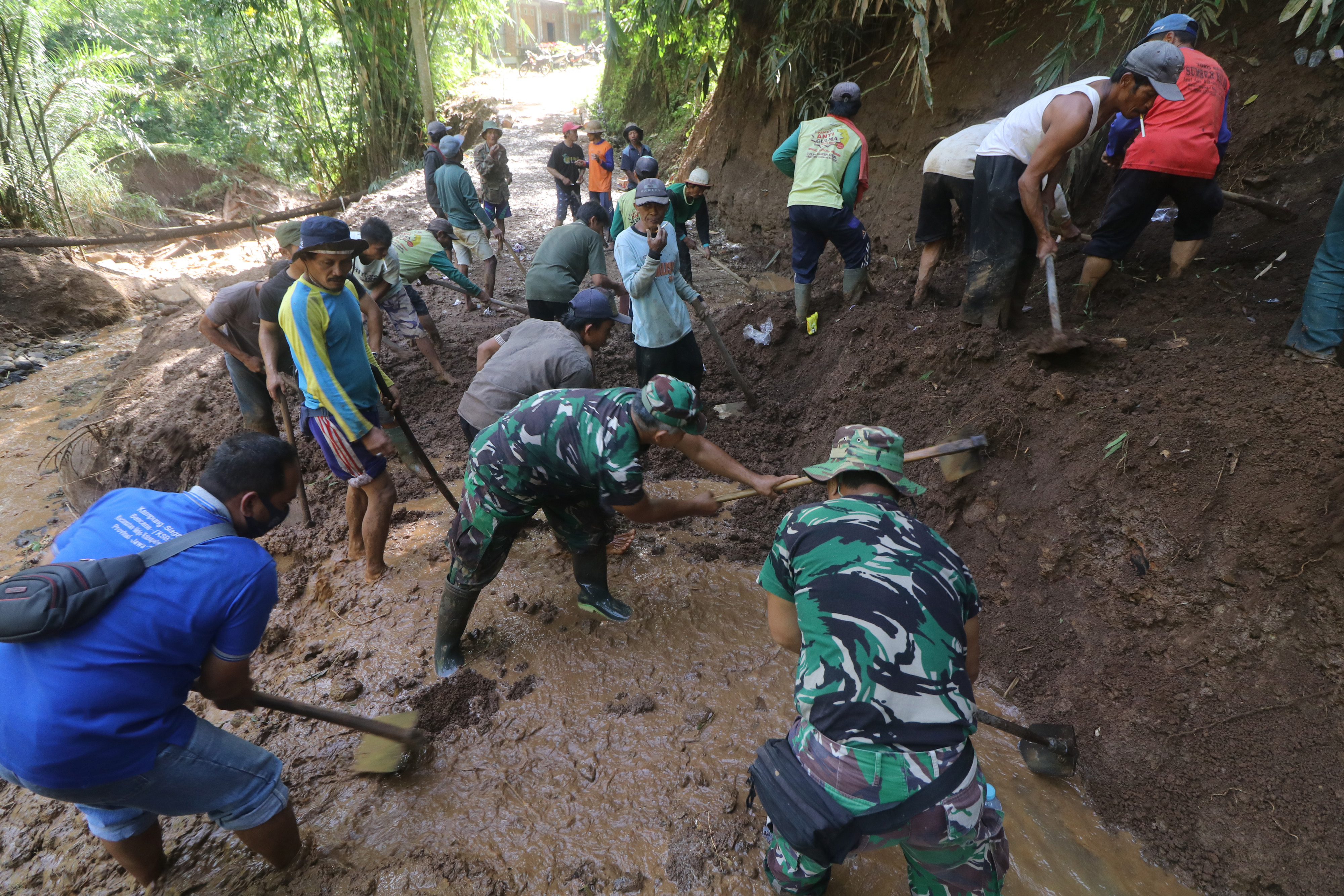 Jalan Putus Akibat Longsor di Kediri